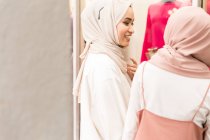 Двое друзей-мусульман перед магазином разговаривают — стоковое фото