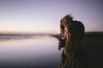 Porträt einer jungen Frau am Milford Sound, Neuseeland — Stockfoto
