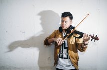 Junge asiatische Musiker männlich mit Geige — Stockfoto