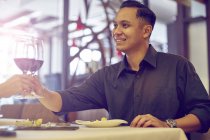 Jeune asiatique beau homme dans café avec vin à date — Photo de stock
