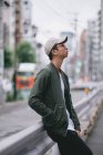 Jeune hipster se rafraîchissant dans les rues de Tokyo — Photo de stock