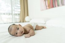 Bebê deitado de barriga para baixo em casa — Fotografia de Stock