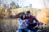 Young couple sitting and relaxing in central park, New York, USA — Stock Photo
