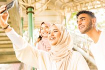 Tre amici musulmani si fanno selfie in MRT — Foto stock