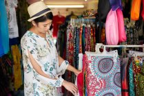 RELEASES Young woman shopping for clothes in Koh Chang, Thailand — Stock Photo