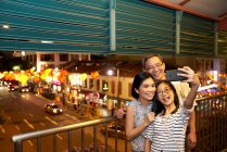 Glückliche asiatische Familie verbringt Zeit miteinander und macht Selfie — Stockfoto