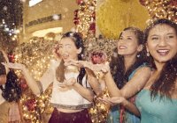 Jeune attrayant asiatique femmes à noël shopping — Photo de stock