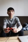 Молодой азиат, играющий в видеоигры — стоковое фото