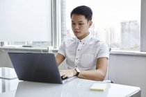 Junger asiatischer Geschäftsmann bei der Arbeit im modernen Büro — Stockfoto