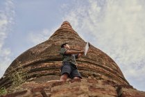 Junger Mann, der durch den antiken Pyathadartempel reist, bagan, myanmar — Stockfoto