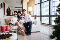 Feliz asiático família celebrando Natal juntos em casa — Fotografia de Stock