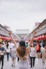 Vista de fondo de la joven mujer hipster en las calles de Japón - foto de stock