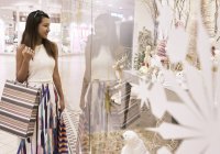 Молода приваблива азіатська жінка на різдвяних покупках — стокове фото