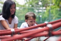 Mère et fils dans une aire de jeux à Singapour — Photo de stock