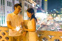 Молодая азиатская пара с бенгальскими огнями вместе на китайский Новый год — стоковое фото