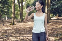 Mulher hidratante após o exercício — Fotografia de Stock