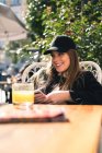 Кавказская девушка в кепке в столовой Мадрида, Испания — стоковое фото