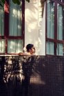 LIBERTAS Joven mujer asiática relajándose en una piscina - foto de stock