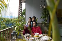 Азіатський родини святкує святе Харі Райян разом в домашніх умовах — стокове фото