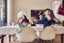 Glückliche asiatische Familie feiert Weihnachten zusammen — Stockfoto