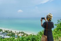 LIBERTAS Visão traseira de uma jovem mulher contra uma vista aérea de Koh Chang, Tailândia — Fotografia de Stock