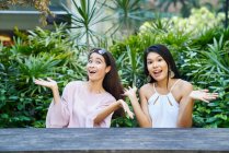 Две удивленные и счастливые молодые малайские женщины — стоковое фото