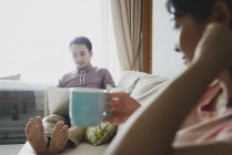 Adulto asiatico coppia spendere tempo insieme a casa con laptop e caffè — Foto stock