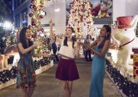 Junge attraktive asiatische Frauen beim Weihnachtseinkauf — Stockfoto