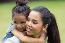 Carino asiatico madre e figlia spendere tempo insieme a parco — Foto stock