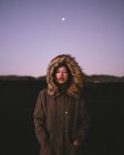 Portrait de jeune femme à Milford Sound, Nouvelle-Zélande — Photo de stock