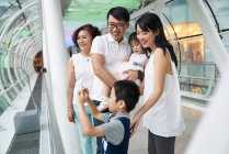 Счастливая молодая азиатская семья вместе, мальчик фотографирует — стоковое фото