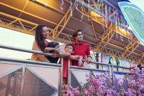 Rilascia la famiglia felice controllando la luce al Geylang Hari Raya Bazaar, Singapore — Foto stock