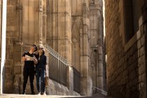 Tourist couple walking in Barcelona with map, Spain — Stock Photo