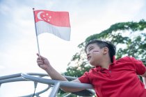 Un fier enfant singapourien — Photo de stock