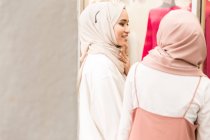 Dos chicas musulmanas frente a la tienda - foto de stock