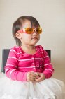 Junge kleine asiatische Kleinkind Mädchen spielen mit pädagogischen Spielzeug — Stockfoto