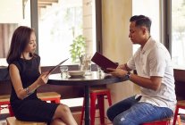 Junge attraktive asiatische Pärchen haben Date im Café, beobachten bei Menü — Stockfoto