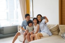 LIBRE Happy jeune famille asiatique ensemble prendre selfie à la maison — Photo de stock