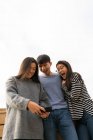 Jovem asiático pessoas juntos usando smartphone no blacony — Fotografia de Stock