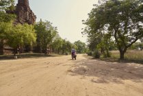 Jeune homme en moto à la pagode, Myanmar — Photo de stock