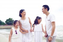 ReleASES Щаслива азіатська сім'я проводить час разом на пляжі — стокове фото