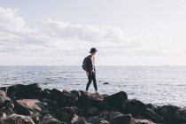 У молодого человека приключение в Австралии — стоковое фото