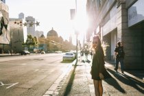 Молода жінка, вивчення на вулицях Австралії — стокове фото