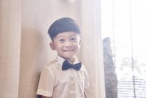 Felice giovane ragazzo asiatico in posa per la fotocamera — Foto stock