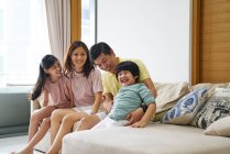 Щаслива молода азіатська сім'я разом розважається вдома — стокове фото