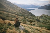 Jovem hipster se diverte no Mountain Cook National Park, na Nova Zelândia — Fotografia de Stock