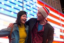 Любимая пара отлично проводит время на Таймс-сквер, Нью-Йорк, США — стоковое фото