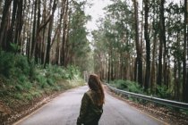 Junge Dame erkundet die australische Landschaft — Stockfoto