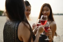 Schöne junge asiatische Freunde trinken — Stockfoto