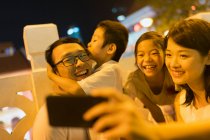 COMMUNIQUÉS Jeune famille asiatique ensemble prenant selfie — Photo de stock
